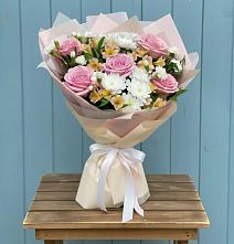 Букет цветов из:  Гвоздики, Орхидеи и Розы в Канске