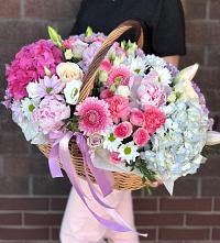 Композиция солнечный день в Канске Цветочная композиция из Розы, Хризантемы, Пионы и Лизиантусы в корзине в Канске