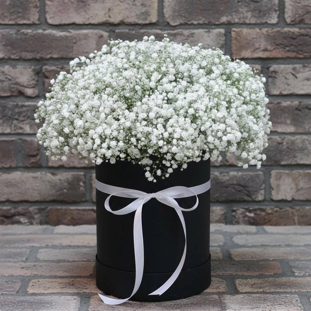 Цветочная композиция из Гипсофила в шляпной коробке в Канске