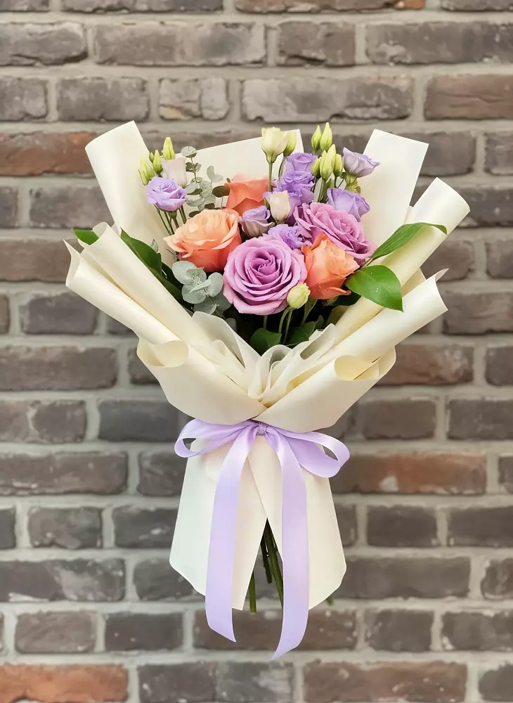 Букет цветов из: Лизиантусы и Розы в Канске