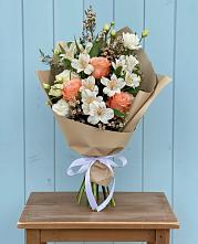 Букет цветов из:  Альстромерии, Лизиантусы, Розы и Хризантемы в Канске