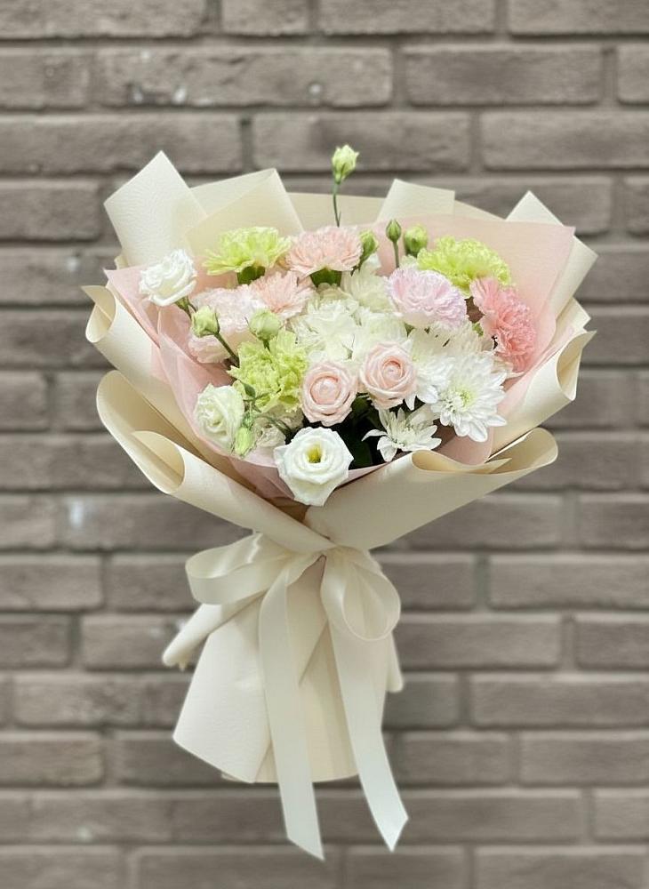 Букет цветов из: Гвоздики, Розы, Лизиантусы и Хризантемы в Канске