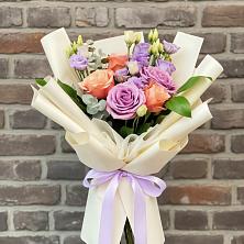 Букет цветов из:  Лизиантусы и Розы в Канске