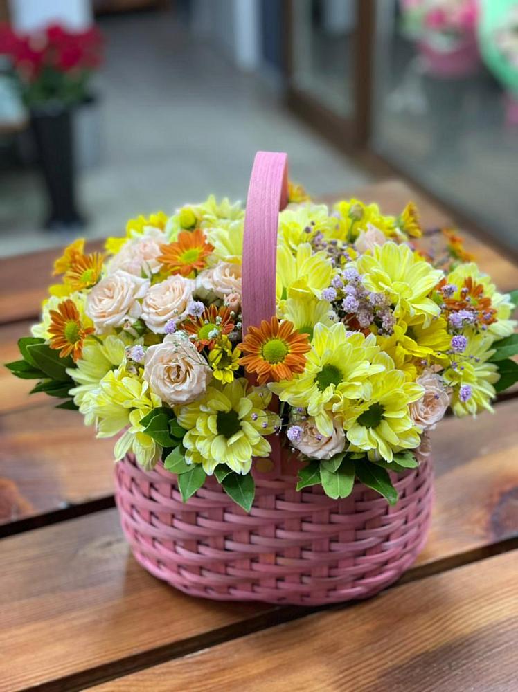 Цветочная композиция из Хризантемы и Розы в корзине в Канске