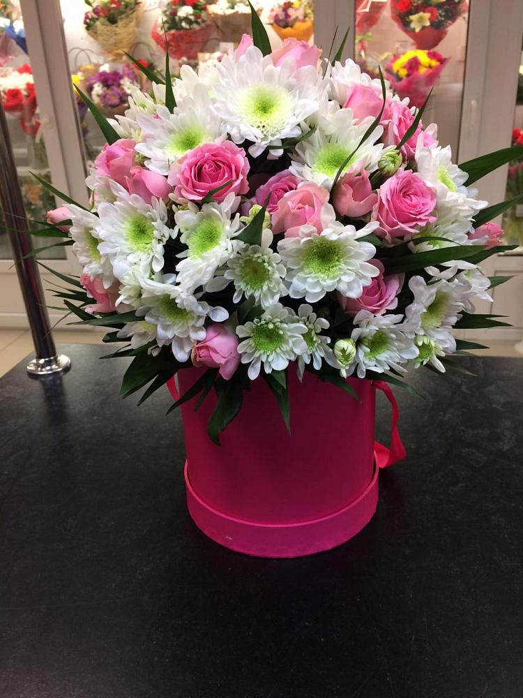 Цветочная композиция из Розы и Хризантемы в шляпной коробке в Канске