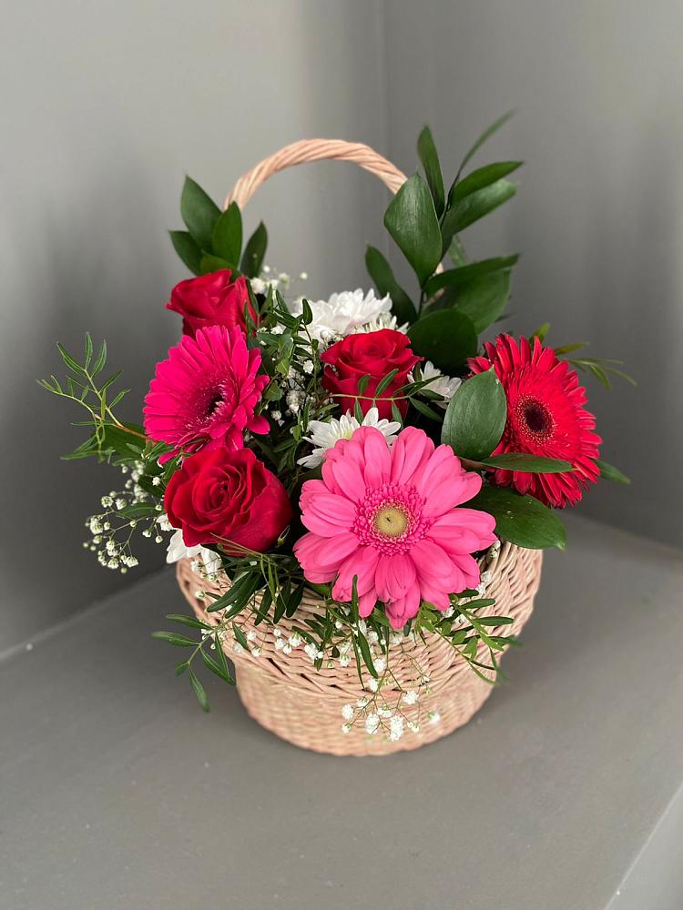 Цветочная композиция из Розы, Хризантемы и Герберы в корзине в Канске