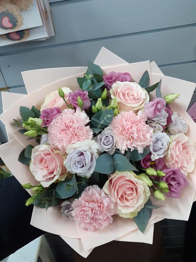 Букет цветов из: Розы, Гвоздики и Лизиантусы в Канске